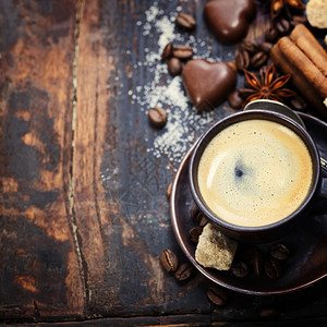 一杯加糖巧克力和香料的咖啡图片