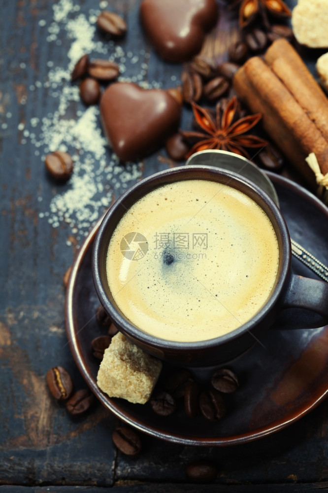 一杯加糖巧克力和香料的咖啡图片