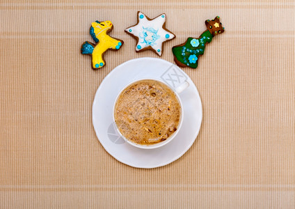 白杯热饮料咖啡卡布奇诺拿铁和圣诞节的手工做姜饼蛋糕甜点假日概念图片