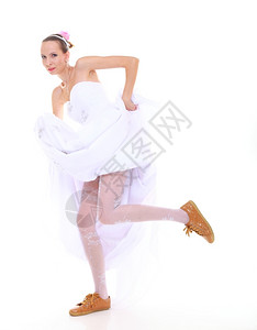 怀着白背景孤立的运动鞋穿着的年轻女子图片