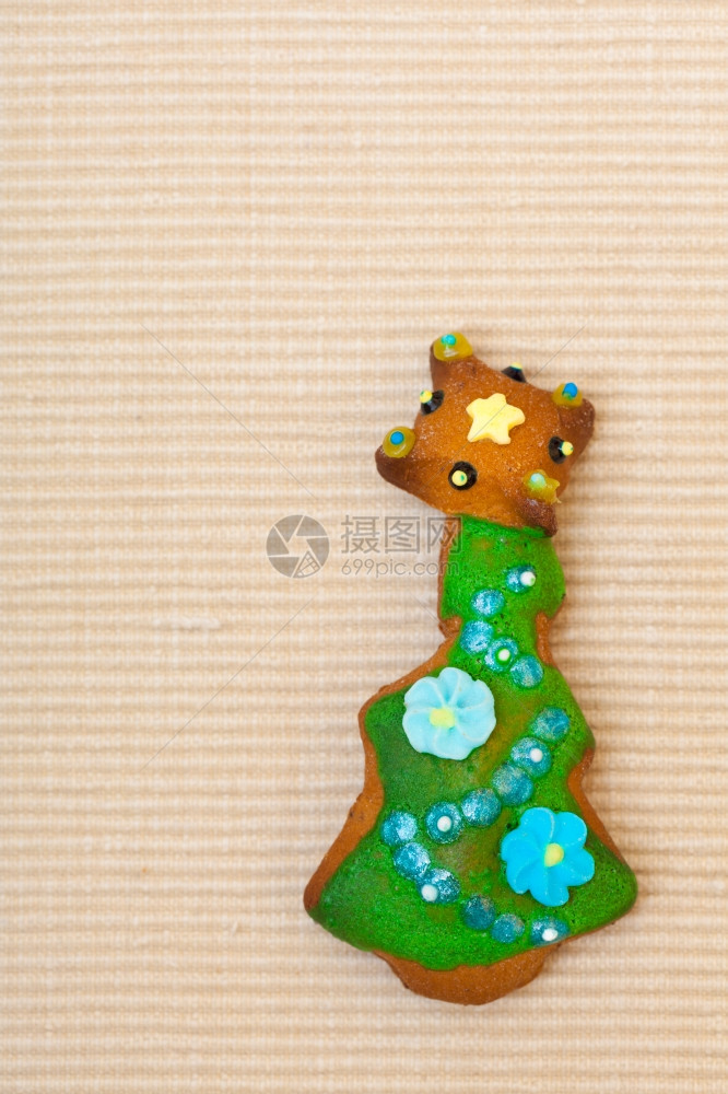 土制的姜饼蛋糕圣诞树棕色上涂有冰淇淋和多彩的装饰节日手工设计的概念图片