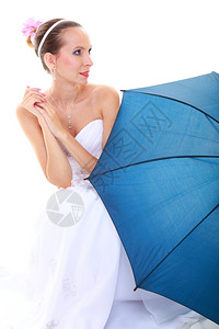 年轻浪漫新娘蓝伞雨图片