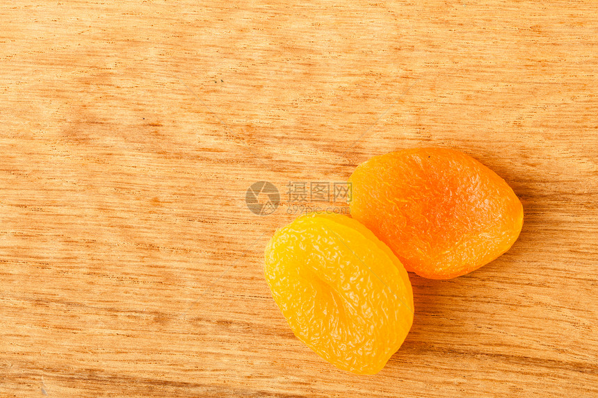 健康的营养饮食木桌底的干杏仁图片