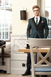 长的英俊帅气年轻时尚男子模式在咖啡厅瑞斯塔乌兰特出现图片