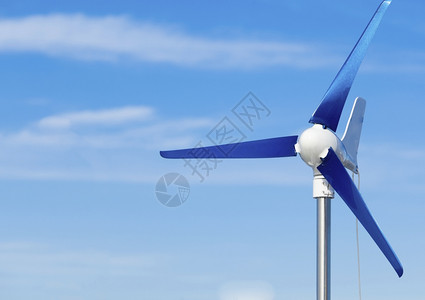 风力涡轮机产生替代能源和可再生工业建筑有利于蓝天上的环境生态图片