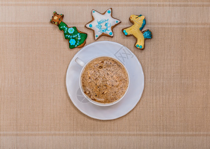 白杯热饮料咖啡卡布奇诺拿铁和圣诞节的手工做姜饼蛋糕甜点假日概念图片