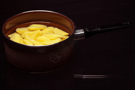 黑锅或里生土豆健康的食物和烹饪图片