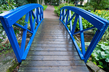绿色花园的河溪上蓝色小桥自然和景观图片