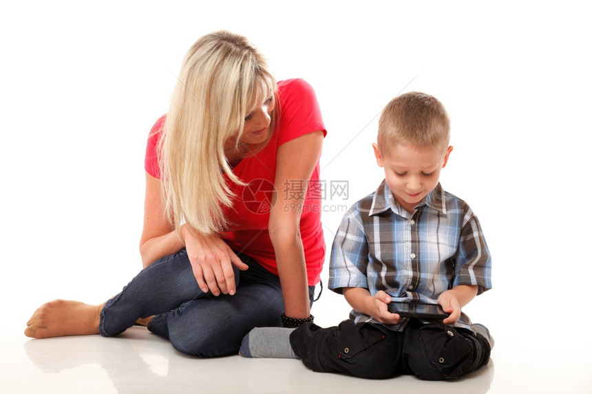 母亲和儿子玩电游戏图片