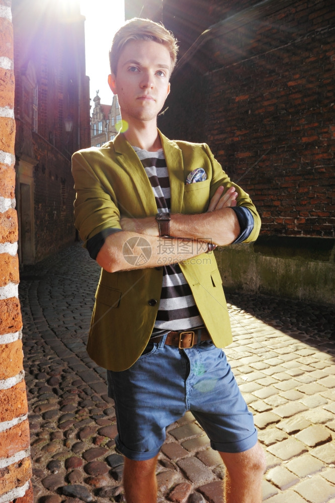 年轻英俊男子时尚模特风格假扮在古老小镇波兰格但斯克GdanskPolandEurope街上图片