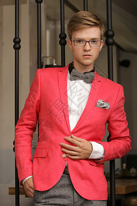 穿着红色夹克系着领结的男模特背景图片