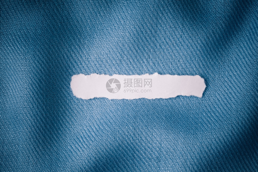 白色撕破或碎纸条标的一块碎片关于海军蓝织物纺品材料背景的文字信息空白副本格图片