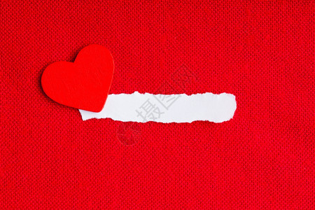 一张白纸空的小块复制空间和爱的心脏符号在红色织物纺材料背景上情人节图片