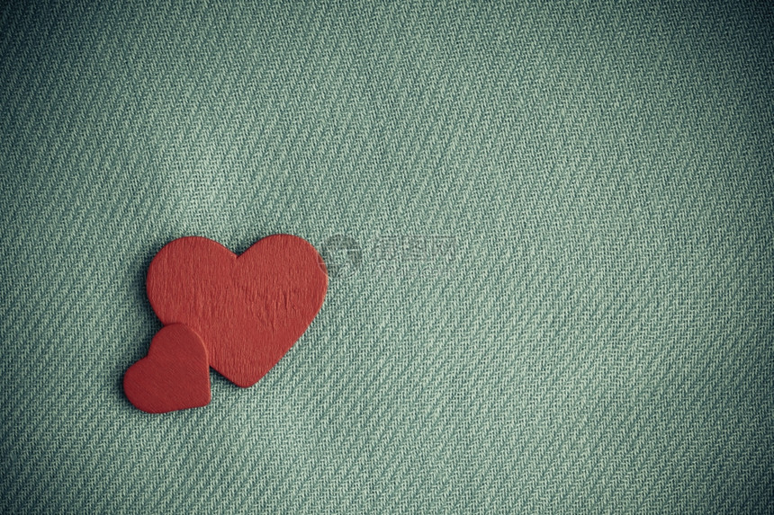 情人节39日或婚礼红色木质装饰两颗红心放在抽象灰色布背景上带有复制空间图片