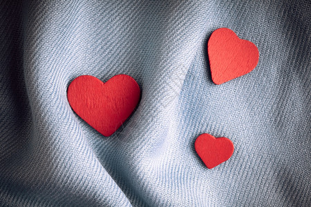 情人节39日背景红装饰心在抽象的灰色卷曲折布或纺织品优雅的灰质材料上背景图片