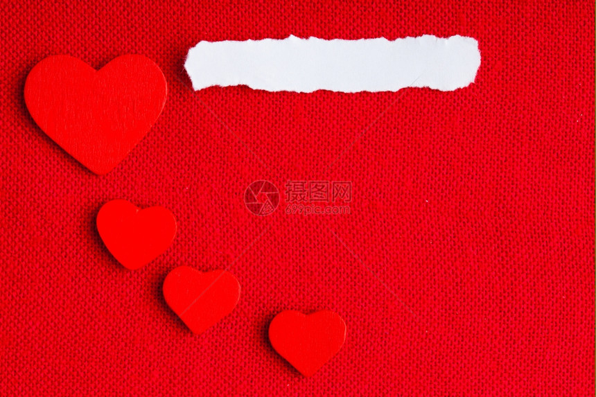 一张白纸的小块空复制间和爱的心符号在红色织物纺材料背景上情人节图片