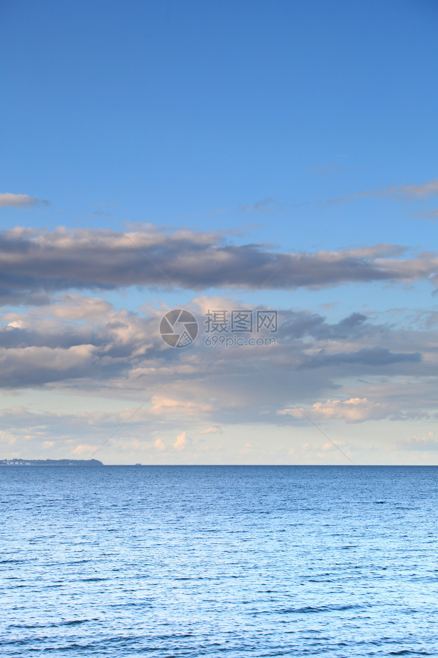 云蓝天空向海表面上空的地平线飞去图片