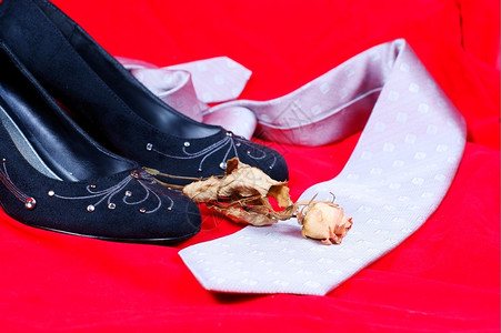 黑鞋红底素材黑女鞋玫瑰和红底领带背景