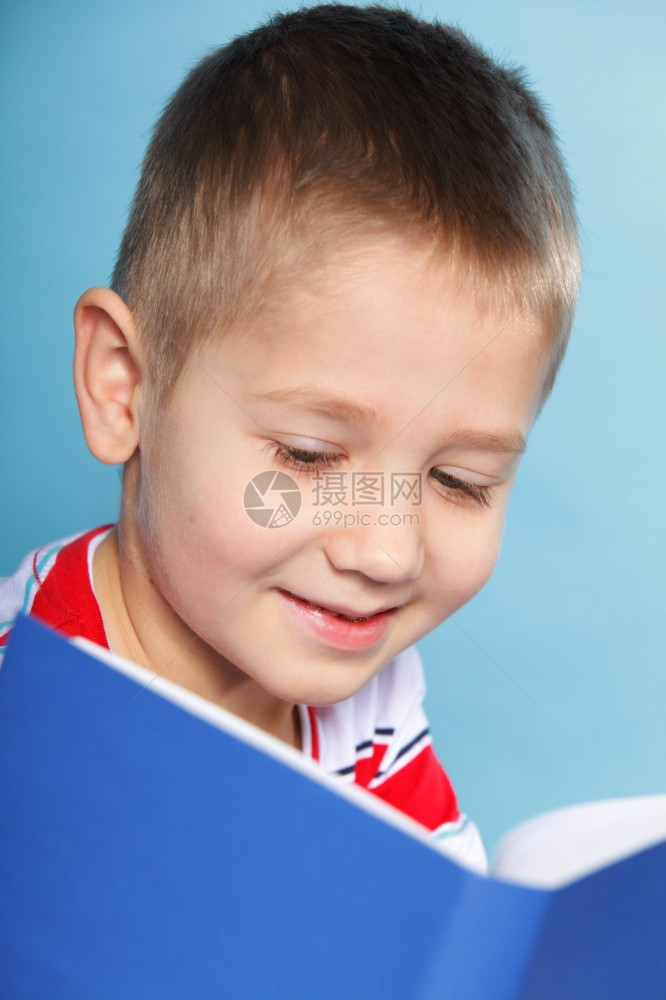 男孩在看书图片