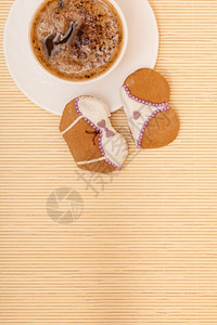 白咖啡杯因有趣的比基尼内裤形状姜饼甜点白冰糖和紫色装饰边框或米花竹垫底框背景图片