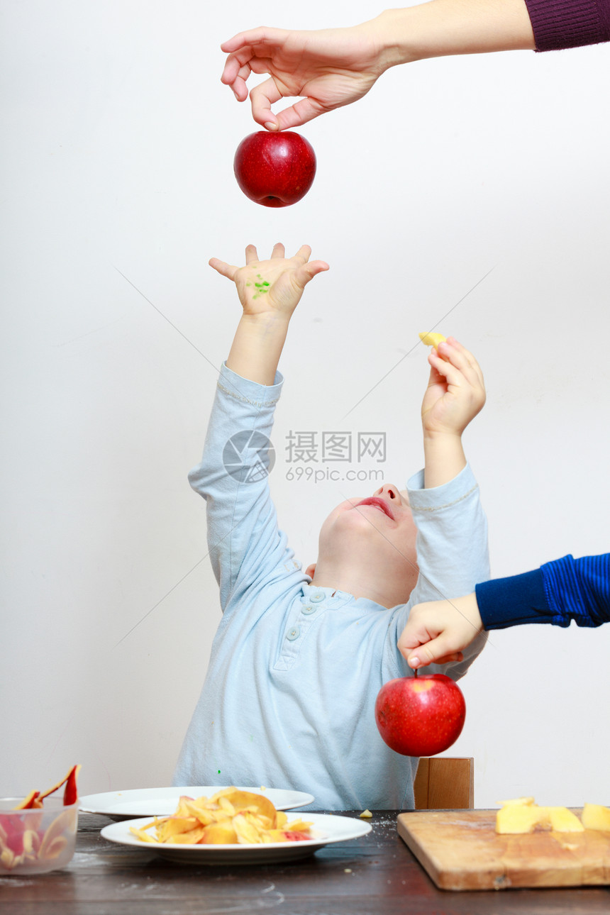 儿童和他妈一起玩苹果在家里图片