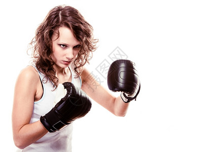 拳击手穿黑套的拳击女郎健身训练拳击背景图片