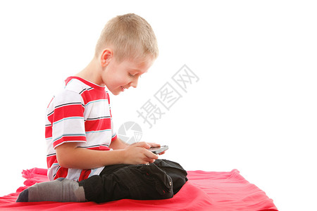 小男孩玩智能手机游戏图片