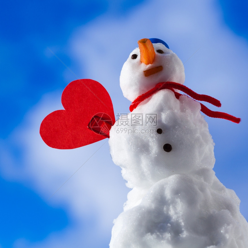 圣诞小雪人穿着蓝螺丝顶的色戴着帽子红围巾外出贴色心爱的短片符号冬季节情人39白昼蓝天空背景图片