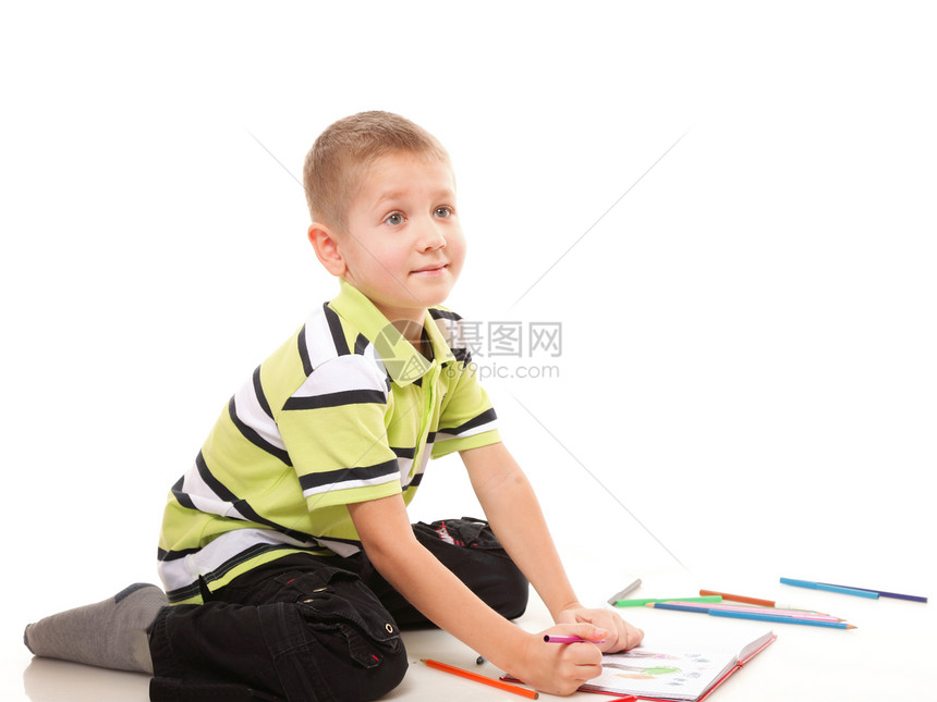 小男孩用彩色铅笔在地板上画图片