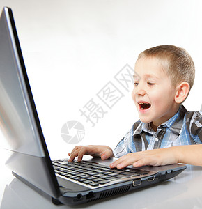 电脑情绪的儿童男孩笔记本电脑玩白种背景孤立的游戏图片