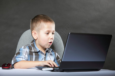 有笔记本黑背景的计算机儿童男孩图片