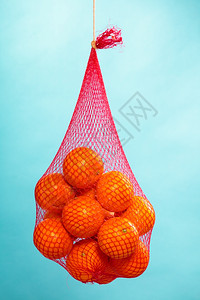 蓝色超市的新鲜橙子网包健康热带水果食品零售图片