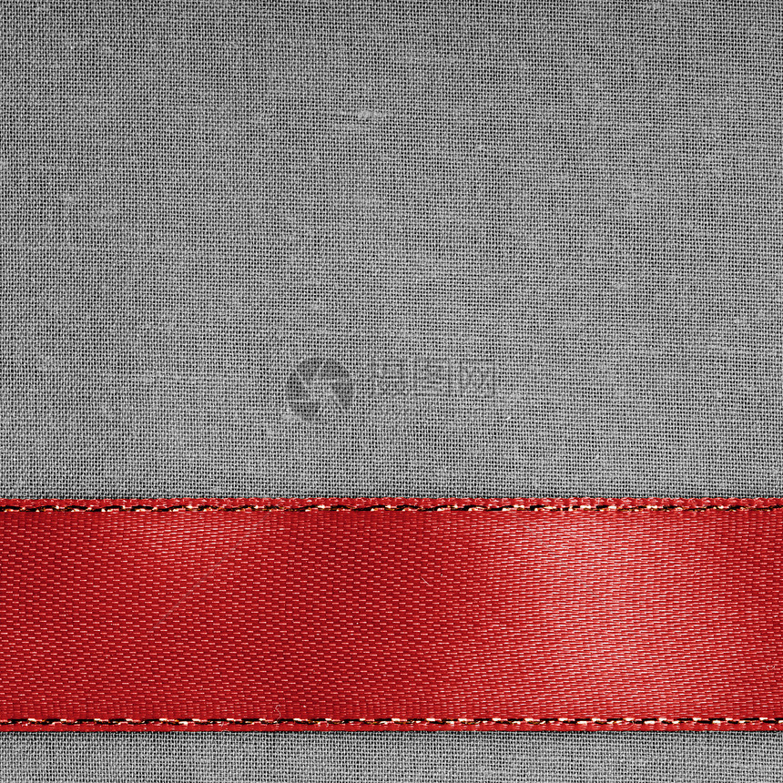 旧背景上的空横幅灰布质条上的红色丝带有复制空间Square格式图片