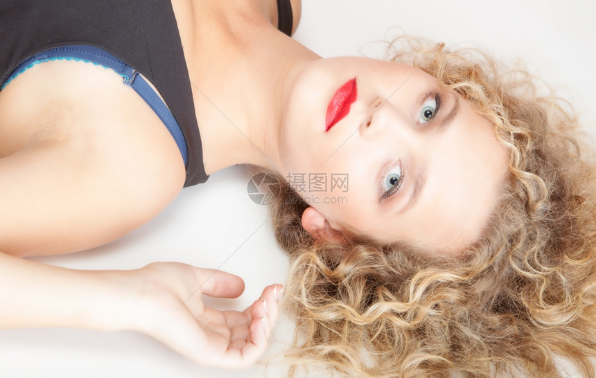 美丽的感金发女孩肖像躺在地板上演播室拍摄时装和女美貌图片