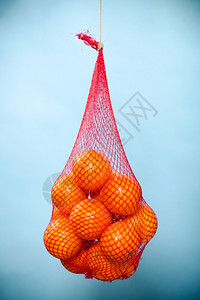蓝色超市的新鲜橙子网包健康热带水果食品零售图片