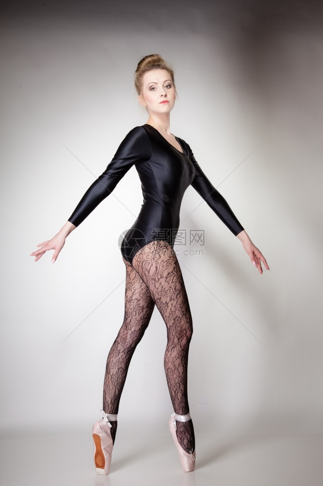 现代风格美丽的芭蕾舞女全长的演艺室图片灰色背景图片