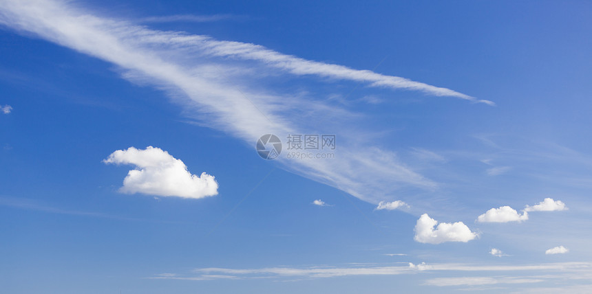 美丽的深蓝天空白毛云是自然背景天气图片