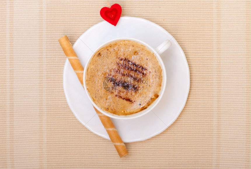 白杯热饮喝咖啡卡布奇诺拿铁果冻甜华夫饼卷棒奶油和红心爱符号情人节39日工作室拍摄图片