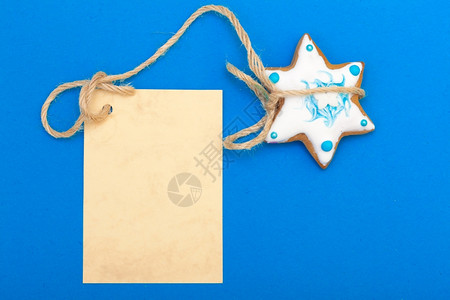 为明星打CALL土制姜饼蛋糕明星有冰淇淋蓝色装饰和空白纸卡片间蓝为圣诞节背景假日手工制作概念背景