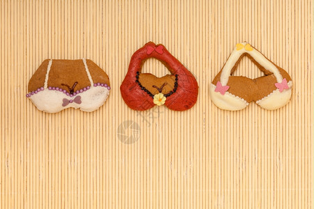 甜点配有西冰和装饰的边框或米竹垫底图片