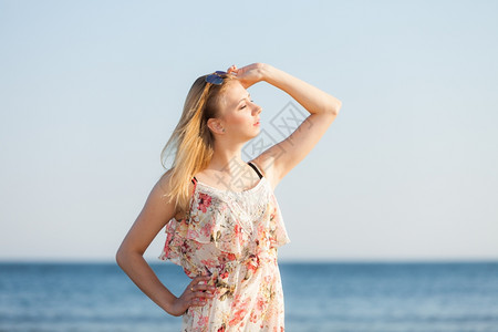 渡假穿暑期服装的女孩独自在空旷的海滩上年轻女人在海上放松夏天图片