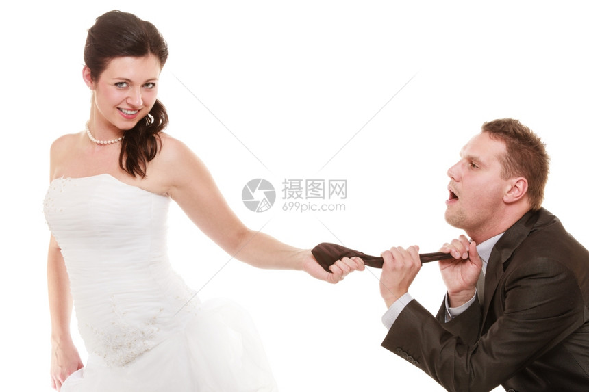 新郎和娘被孤立女人拉着男的领带妻子展示了她对丈夫的支配力图片