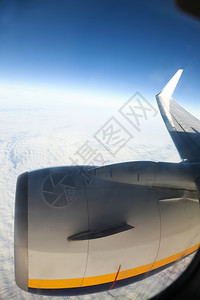 飞机引擎和机翼图片