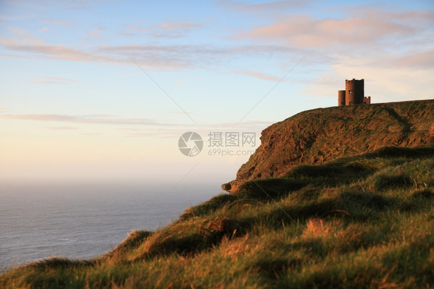 在CoClare爱尔兰自然景点日落时Moher著名的悬崖图片