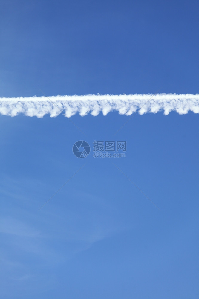 深蓝扽天空的中有飞机飞过的迹象图片