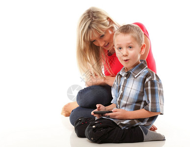 母亲和儿子玩电游戏图片