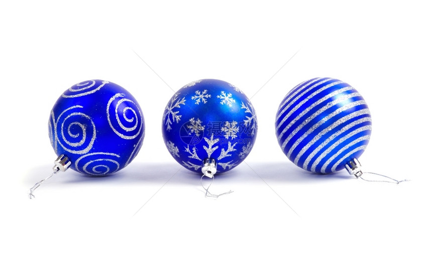 白上孤立的蓝色圣诞节球图片
