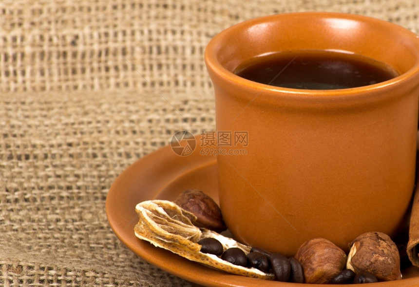 咖啡杯加肉桂咖啡豆坚果和柠檬图片