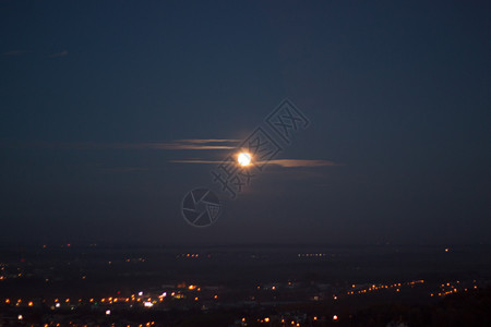 月在城市的亮上背景图片
