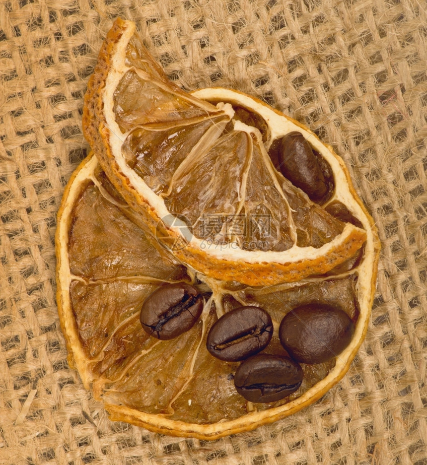 柠檬和咖啡豆的高清近视图图片